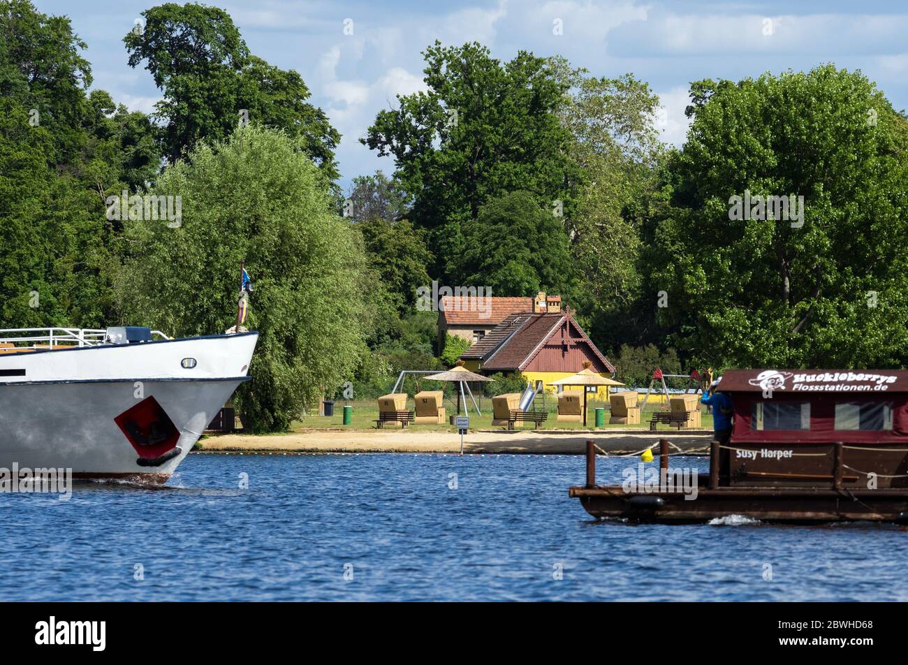Potsdam, Germania. 28 Maggio 2020. Un'escursione a vapore e una zattera in legno passano dal lido nel Parco Babelsberg sul Tifen See. Secondo i progetti della Fondazione per i Beni culturali prussiani (SPSG) e della città, il lido deve essere riposizionato e ridotto di dimensioni verso il Ponte Humboldt entro il 2022. Credit: Soeren Stache/dpa-Zentralbild/ZB/dpa/Alamy Live News Foto Stock
