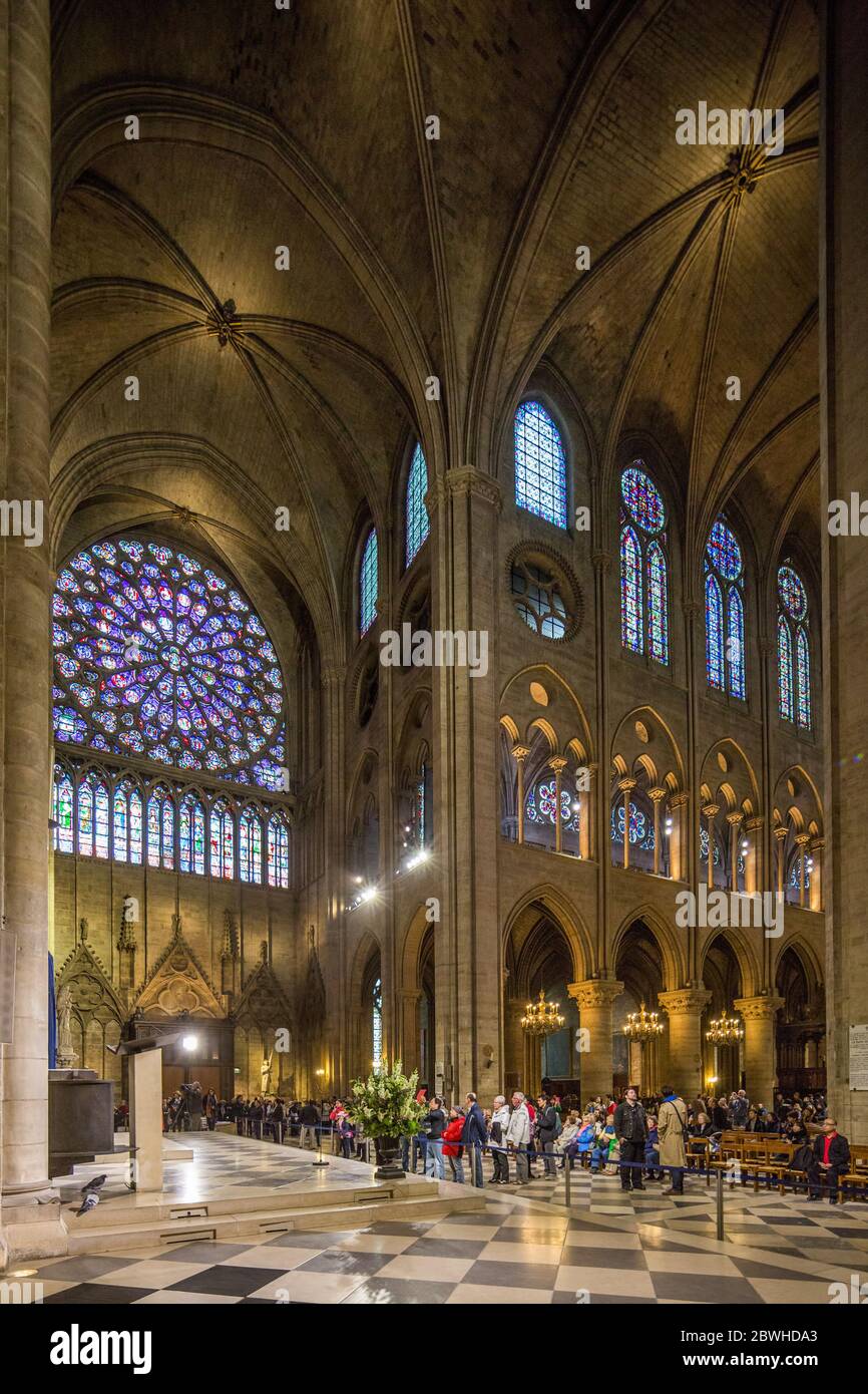 Parigi Francia 29 Aprile 2013 Vista interna della Cattedrale di Notre Dame, incluse le famose vetrate colorate Foto Stock