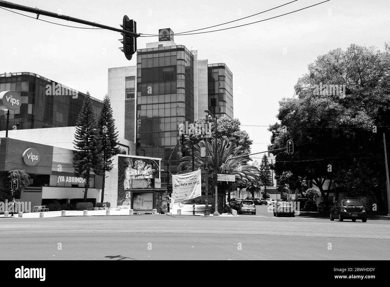 StreetView vicino alla stazione del metrobus 'Plaza de la Revolución', sul viale vuoto Insurgentes durante la pandemia covid-19 con grande segno 'casa di giorno' Foto Stock