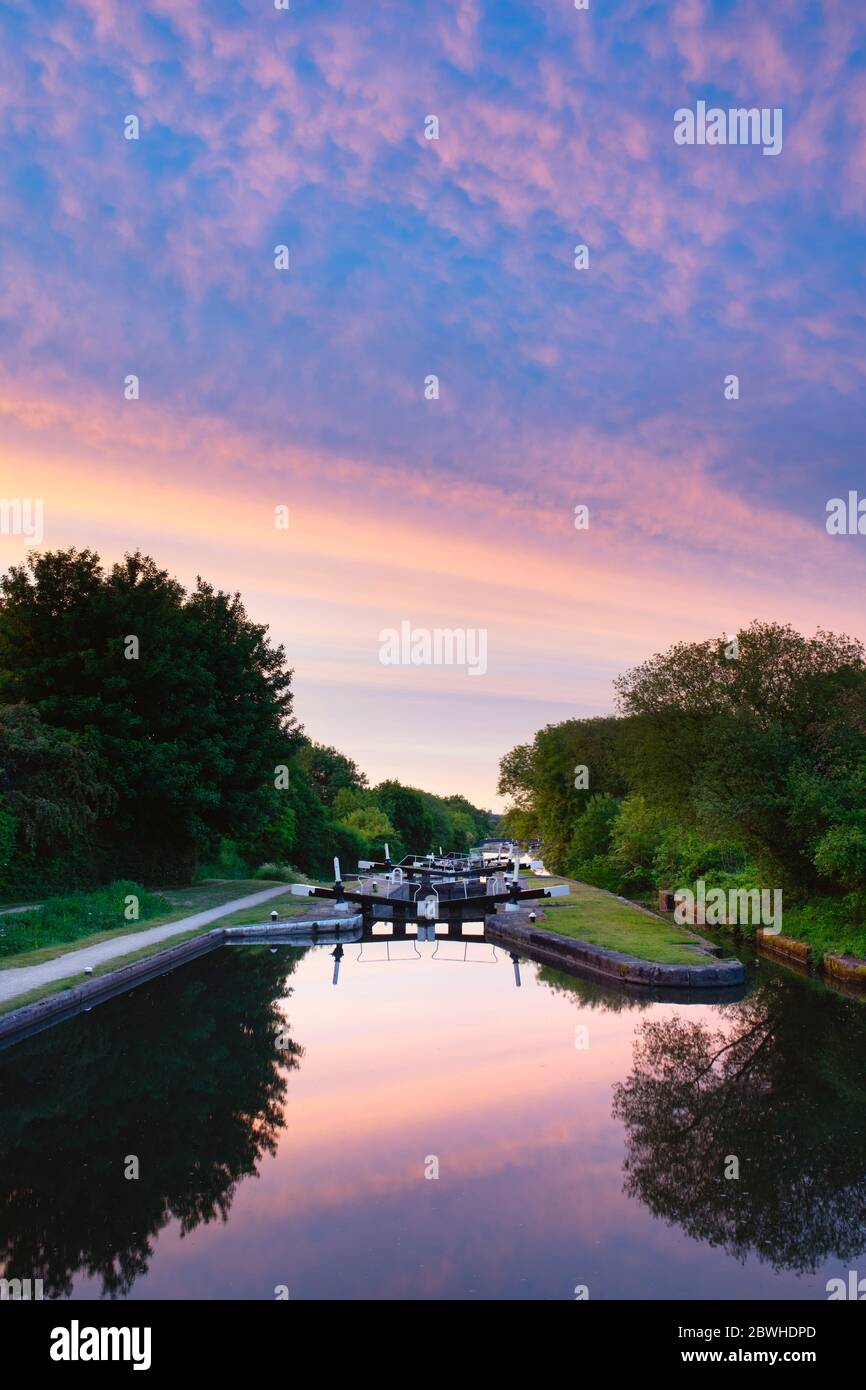 Hatton si blocca sul canale Grand Union la mattina presto all'alba. Hatton, Warwickshire, Inghilterra Foto Stock