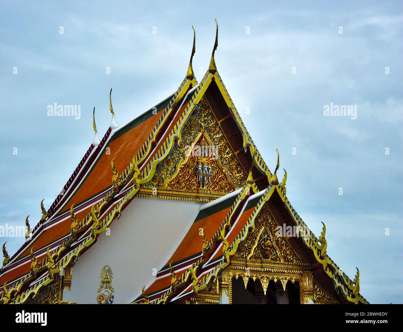 Wat Suthat Thepwararam è un tempio buddista di Bangkok, Thailandia. La costruzione è iniziata dal re Rama i nel 2350 (2350 a.C.), decorato nel regno del re Foto Stock