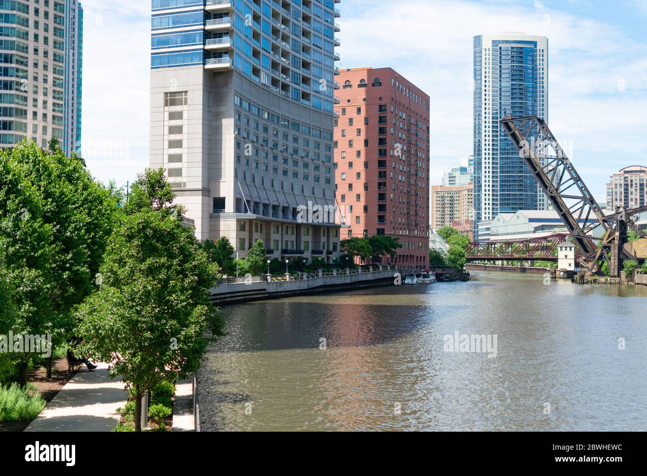 Il fiume Chicago e il lungofiume che guardano verso la sopraelevata Kinzie Street Railway Bridge con grattacieli Foto Stock
