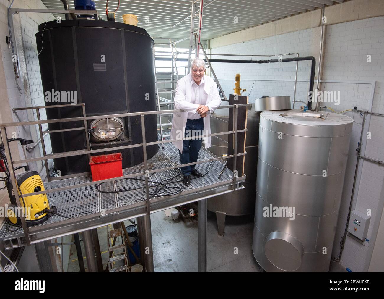 Sarstedt, Germania. 20 Maggio 2020. Il direttore Michael Kesselring si trova accanto ai serbatoi per il lattice nello stabilimento CPR GmbH. Secondo Kesselring, CPR è uno dei maggiori produttori di profilattici in Europa. Credit: Julian Stratenschulte/dpa/Alamy Live News Foto Stock