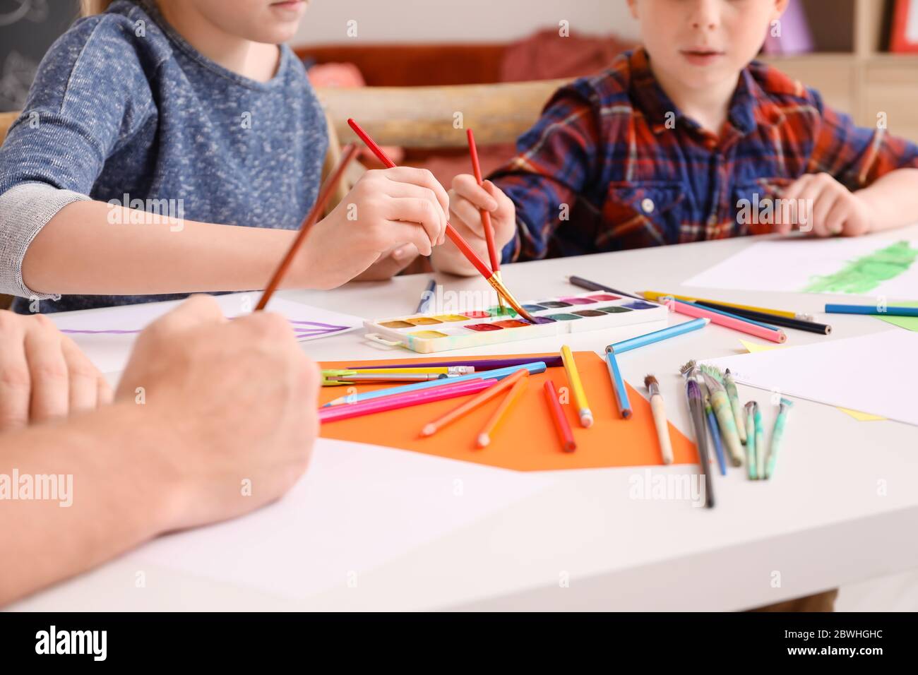 Insegnante di disegno che dà lezioni private a casa, primo piano Foto Stock