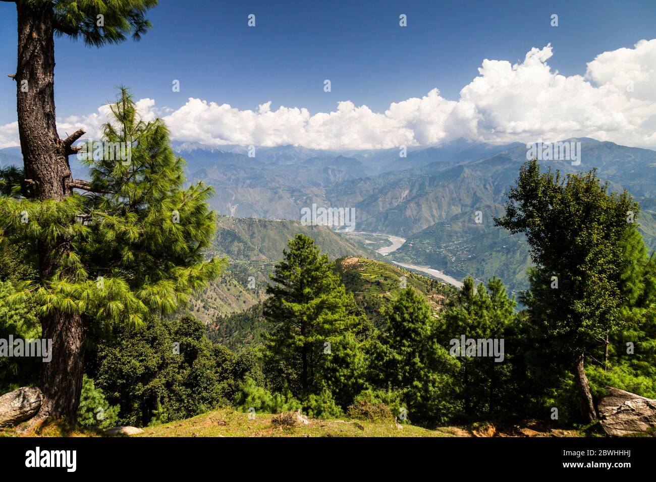 Valle dell'Indo da antico campo di battaglia Pirsar (fortezza di Aornos) trekking, Bisham, Shanla, Provincia di Khyber Pakhtunkhwa, Pakistan, Asia del Sud, Asia Foto Stock