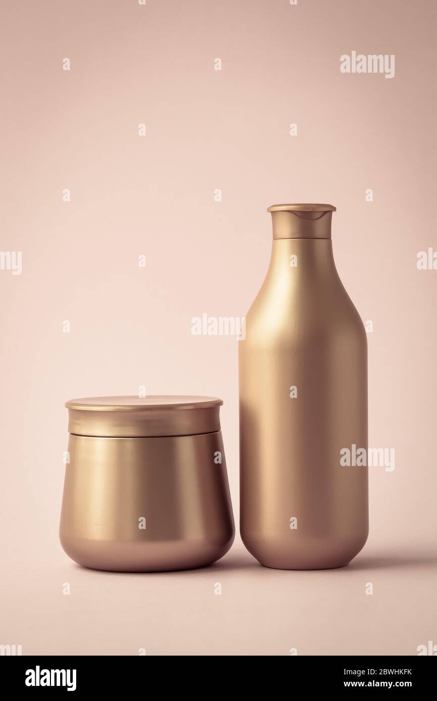 Pancetta marrone di shampoo e vaso di plastica di maschera, spazio copia. Set di flaconi cosmetici con posizione vuota per il testo. Prodotti di bellezza. Concetto di cura dei capelli Foto Stock
