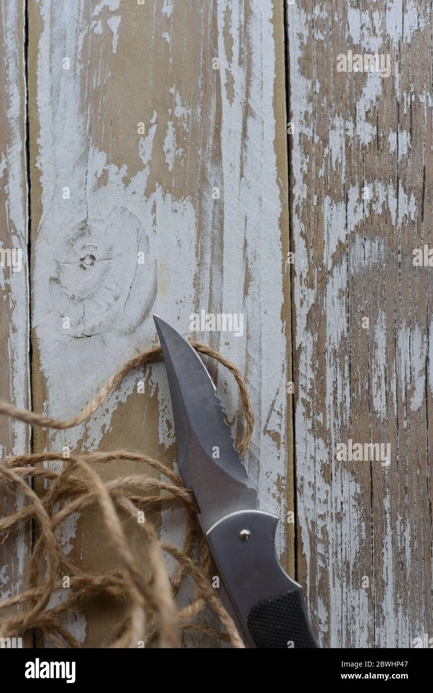 Spago e coltello per iuta su legno in difficoltà Foto Stock