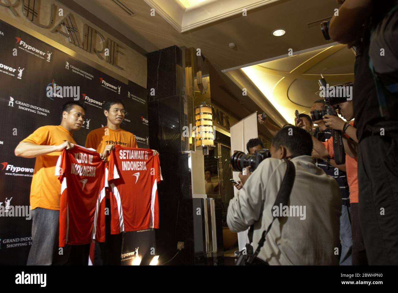 Le star di badminton Markis Kido e Hendra Setiawan si pongono per una session fotografica durante una conferenza stampa tenuta per presentare il doppio Mens come ambasciatori del marchio di abbigliamento sportivo Flypower. Foto di archivio (2010). Centro commerciale Grand Indonesia, Giacarta, Indonesia, 5 marzo 2010. Foto Stock