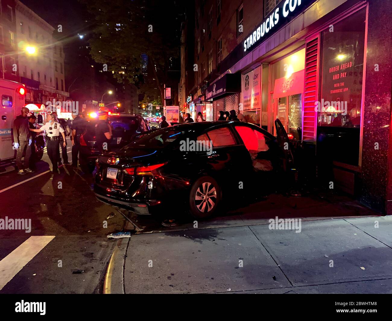 New York, New York, Stati Uniti. 1 Giugno 2020. (NUOVO) incidente che ha coinvolto 3 vetture durante la protesta a New York . 1 giugno 2020, New York, USA: Tre auto sono state coinvolte in un incidente di fronte a Starbucks su Lexington Avenue con 63 strada, mentre la polizia insegua i dimostranti dal saccheggio . I manifestanti stavano marciando per dimostrare e chiedere giustizia al defunto George Floyd. Due camion vigili del fuoco e due ambulanze compreso i poliziotti erano al locale per fornire i primi aiuti a coloro che hanno coinvolto. Credit: Niyi Fote /Thenews2 Credit: Niyi Fote/TheNEWS2/ZUMA Wire/Alamy Live News Foto Stock