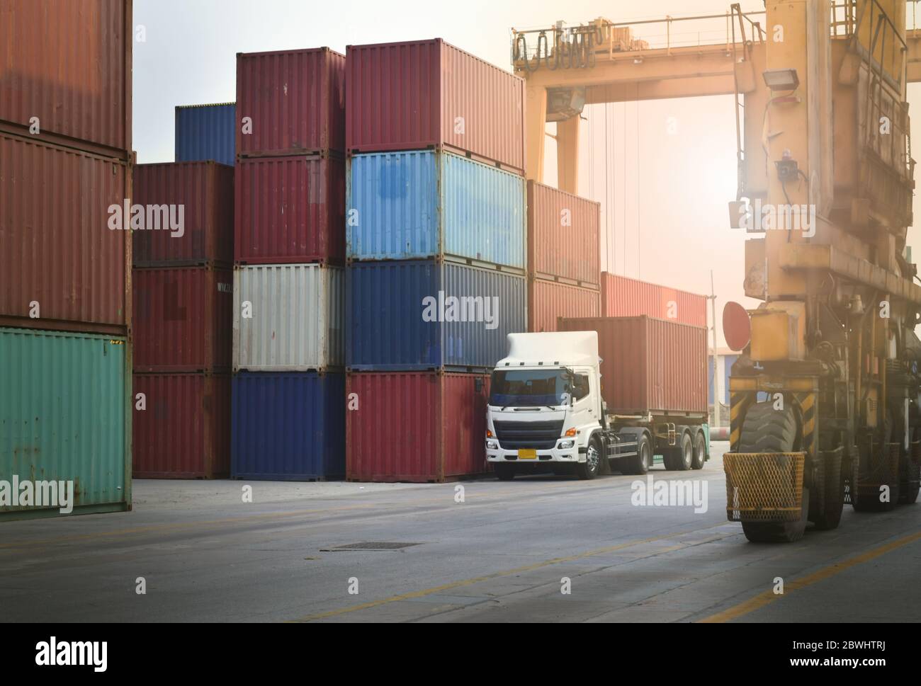 Caricamento di container da RTG in un cantiere di container, concetto di logistica dei container. Foto Stock