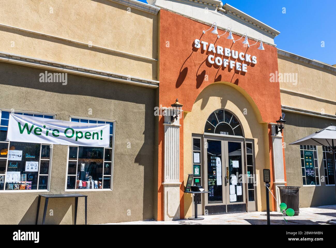 24 maggio 2020 Saratoga / CA / USA - caffetteria Starbucks aperta per l'asino nella zona della Baia di San Francisco Foto Stock