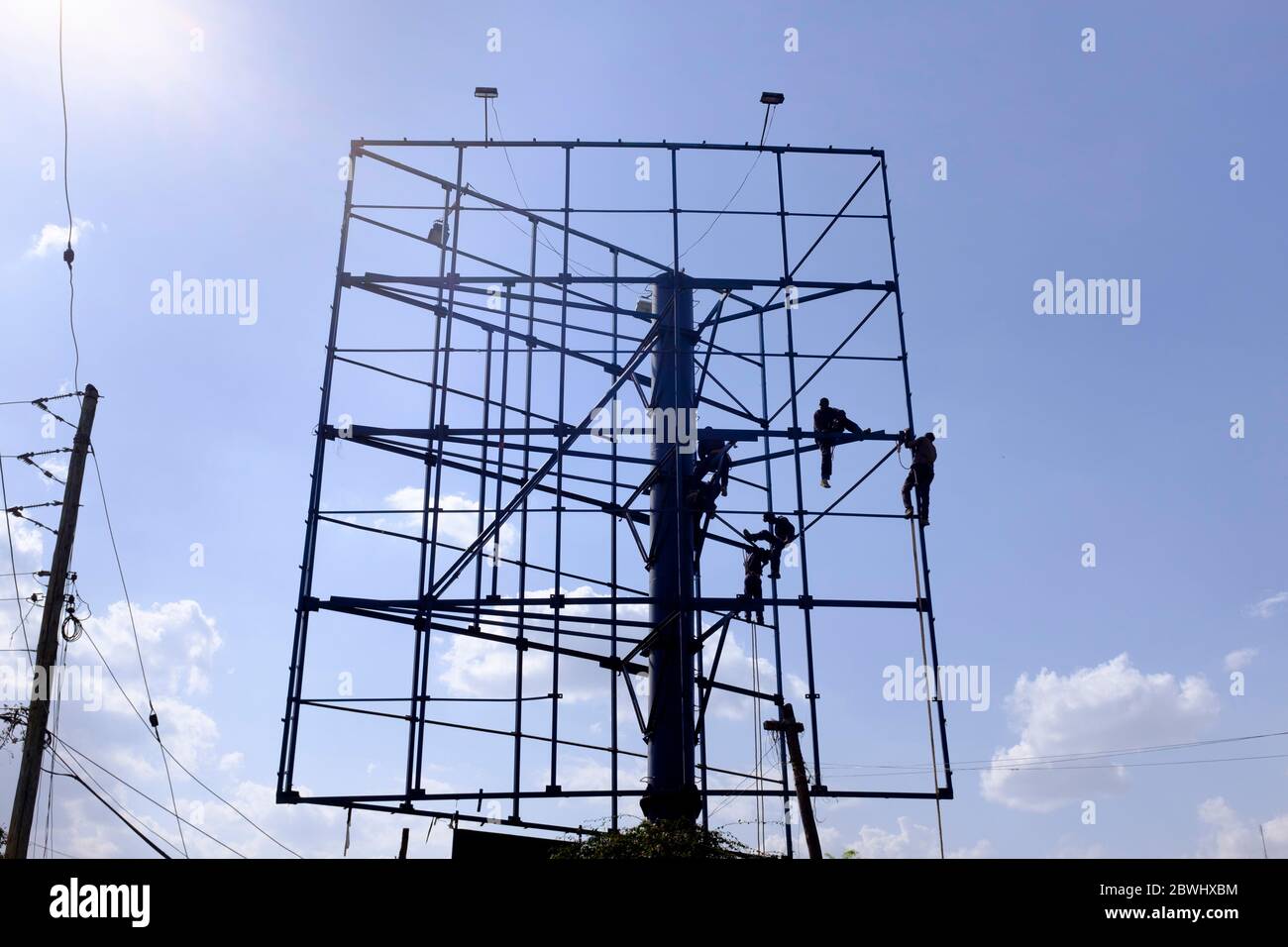 Uomini che lavorano su pubblicità accaparramento, vicino, Telcom Sporting Grounds, Ngong Road, Nairobi, Kenya. 10 Ott 2017 Foto Stock