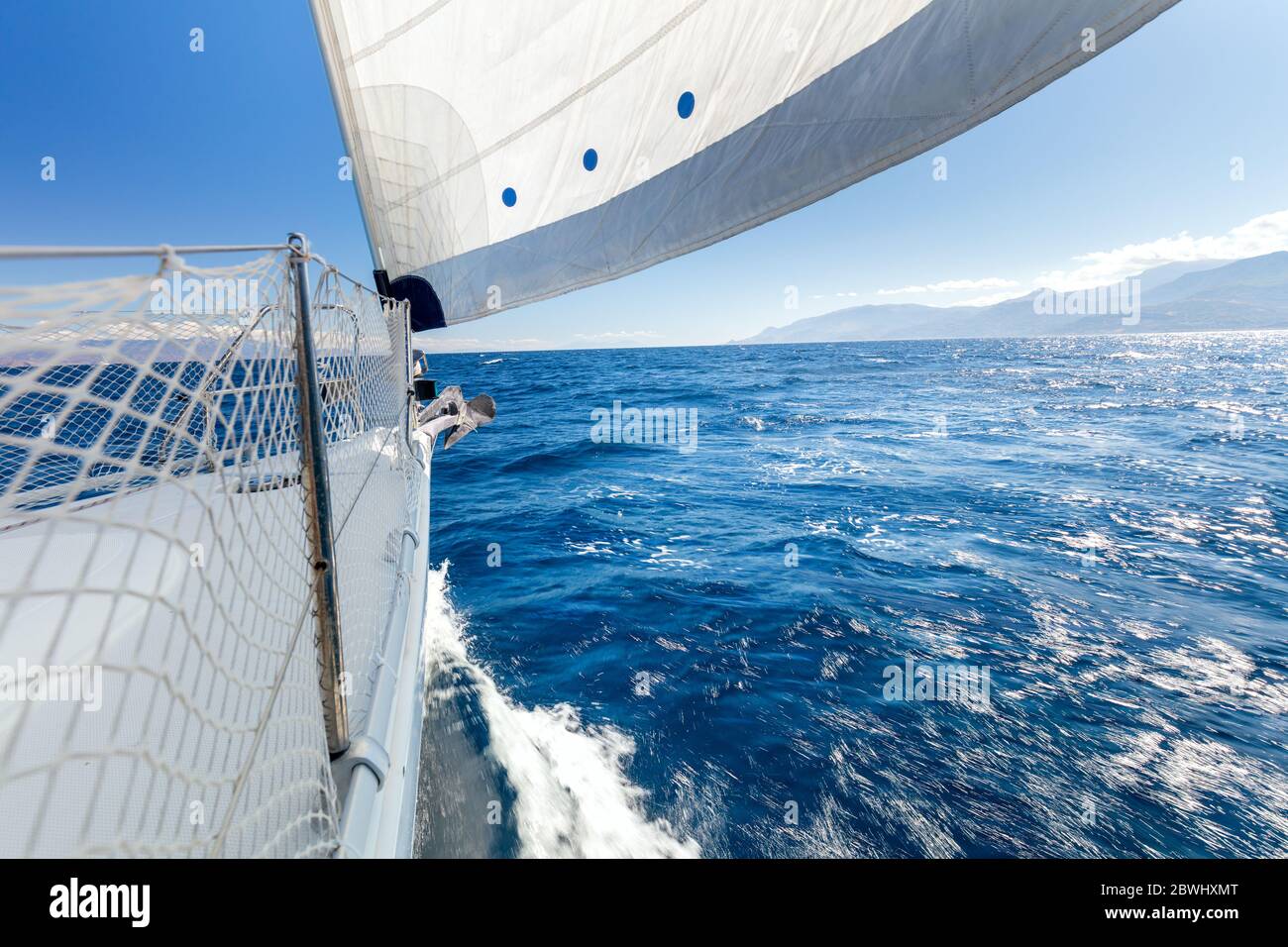 Barca a vela, vela con vento fresco. Una vista dal ponte dello yacht alla prua e vele. Vela con vela a vela in mare aperto. Grecia, Foto Stock