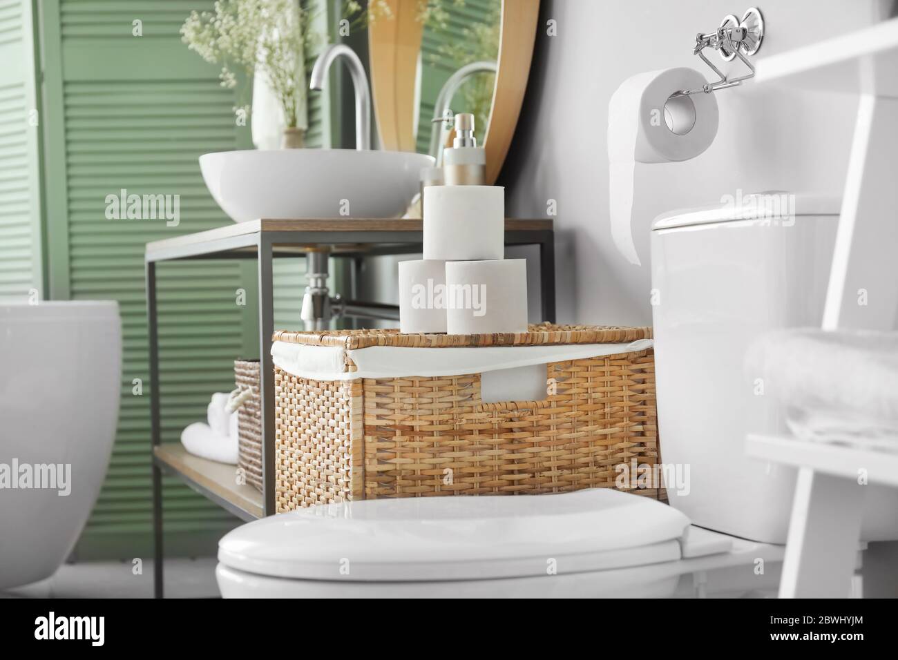 Recipiente per WC e rotoli di carta in bagno Foto Stock