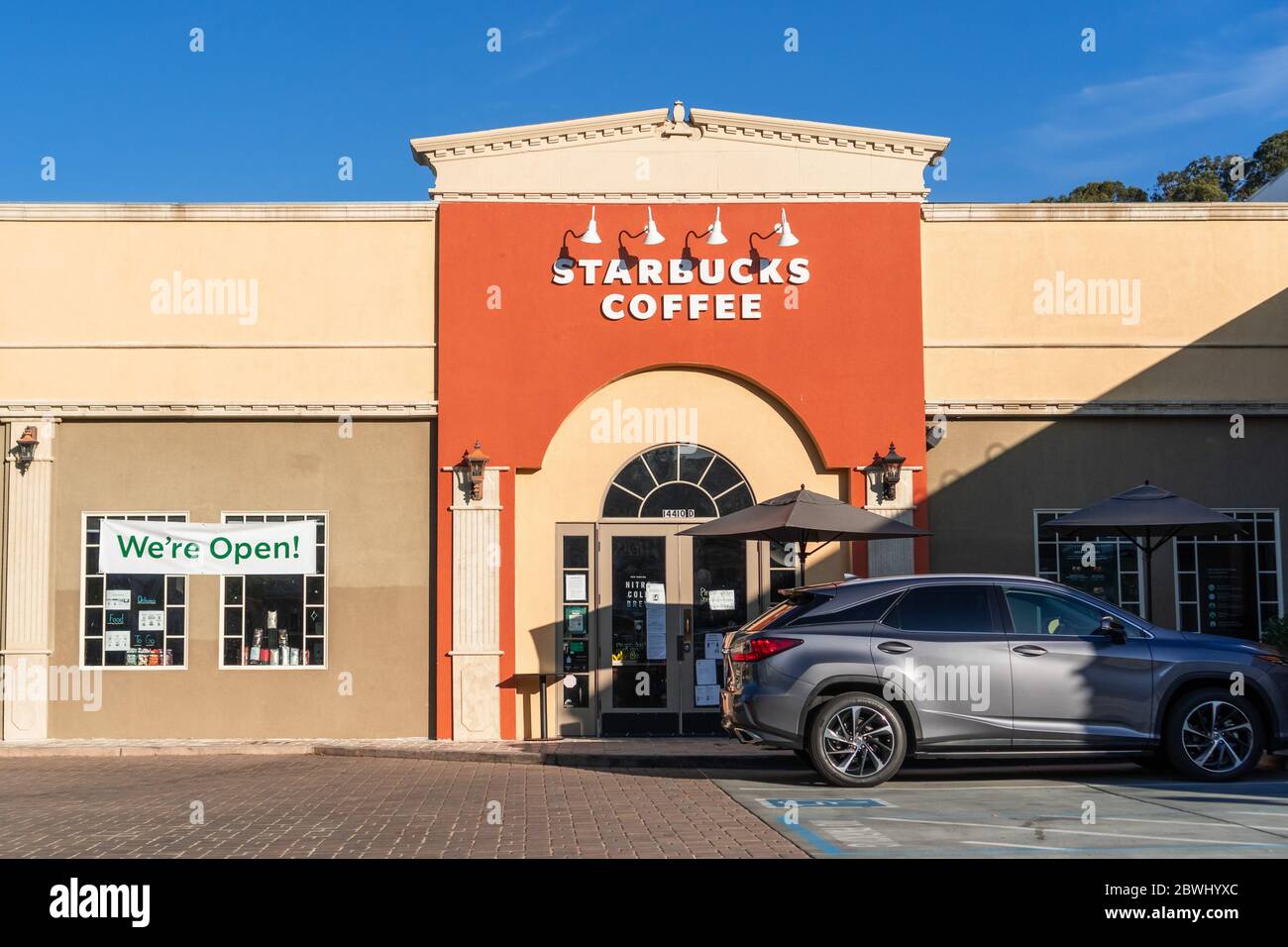 22 maggio 2020 Saratoga / CA / USA - caffetteria Starbucks aperta per l'asino nella zona della Baia di San Francisco Foto Stock