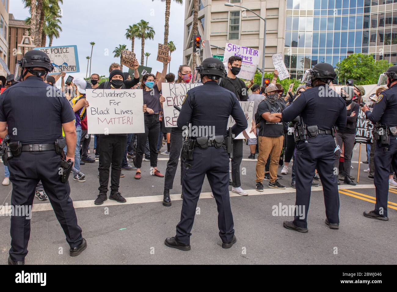 Una manifestazione Black Lives Matter Inland Empire nella città di Riverside, California, USA in protesta della morte di George Floyd un uomo nero di 46 anni, ucciso dalla polizia di Minneapolis il 25 maggio durante l'arresto. Morì dopo che un poliziotto applicò il ginocchio al collo del signor Lloyds per più di nove minuti, mentre il sospetto era a terra e maneggiato. La morte di MR. Floyds ha scatenato massicce proteste in tutti gli Stati Uniti, anche qui a Riverside. Foto Stock