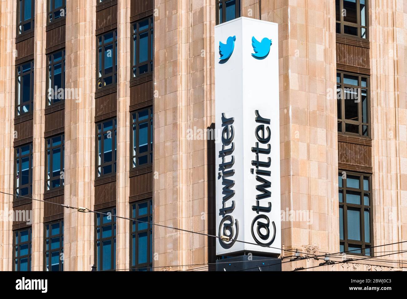 21 agosto 2019 San Francisco / CA / USA - primo piano del logo Twitter presso la sede centrale della Società; Twitter Inc è un americano microblogging e social netw Foto Stock