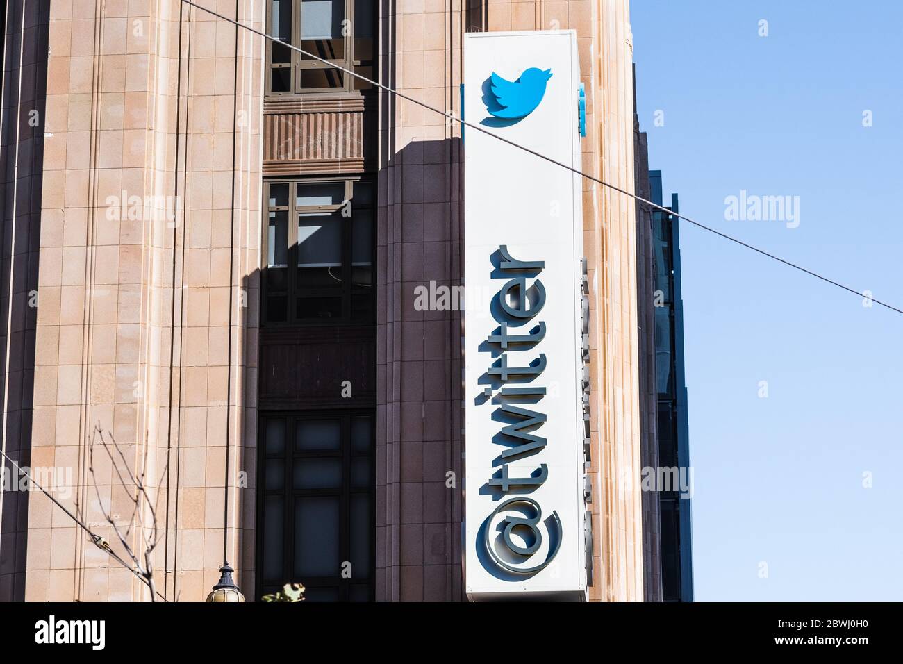 21 agosto 2019 San Francisco / CA / USA - primo piano del logo Twitter presso la sede centrale della Società; Twitter Inc è un americano microblogging e social netw Foto Stock