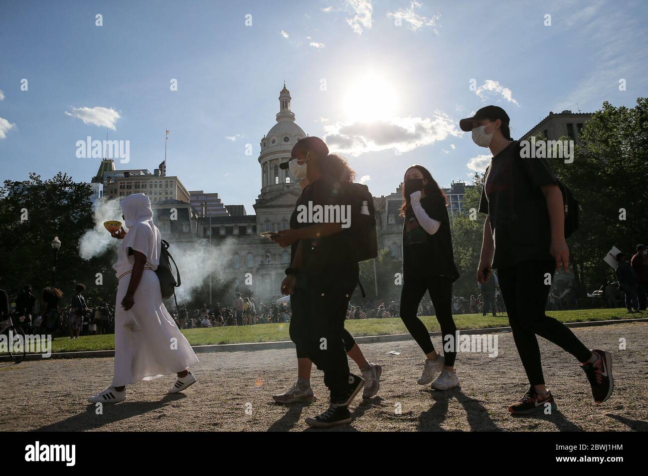 Baltimora, Stati Uniti. 02 giugno 2020. I manifestanti marciano mentre protestano contro l'uccisione della polizia di George Floyd in Minnesota, a Baltimora, Maryland, lunedì 1 giugno 2020. Il poliziotto di Minneapolis Derek Chauvin è stato arrestato e accusato di omicidio di terzo grado e di omicidio di un'inginocchiata sul collo di George Floyd durante un arresto. Foto di Jemal Countess/UPI Credit: UPI/Alamy Live News Foto Stock