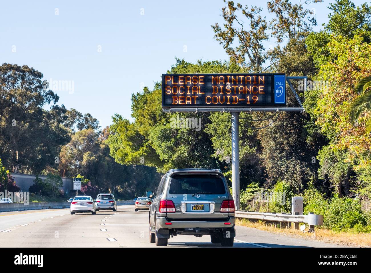 24 maggio 2020 Sunnyvale / CA / USA - COVID-19 messaggio correlato chiedendo la gente di mantenere la distanza sociale, visualizzato su un segno digitale su una superstrada i Foto Stock