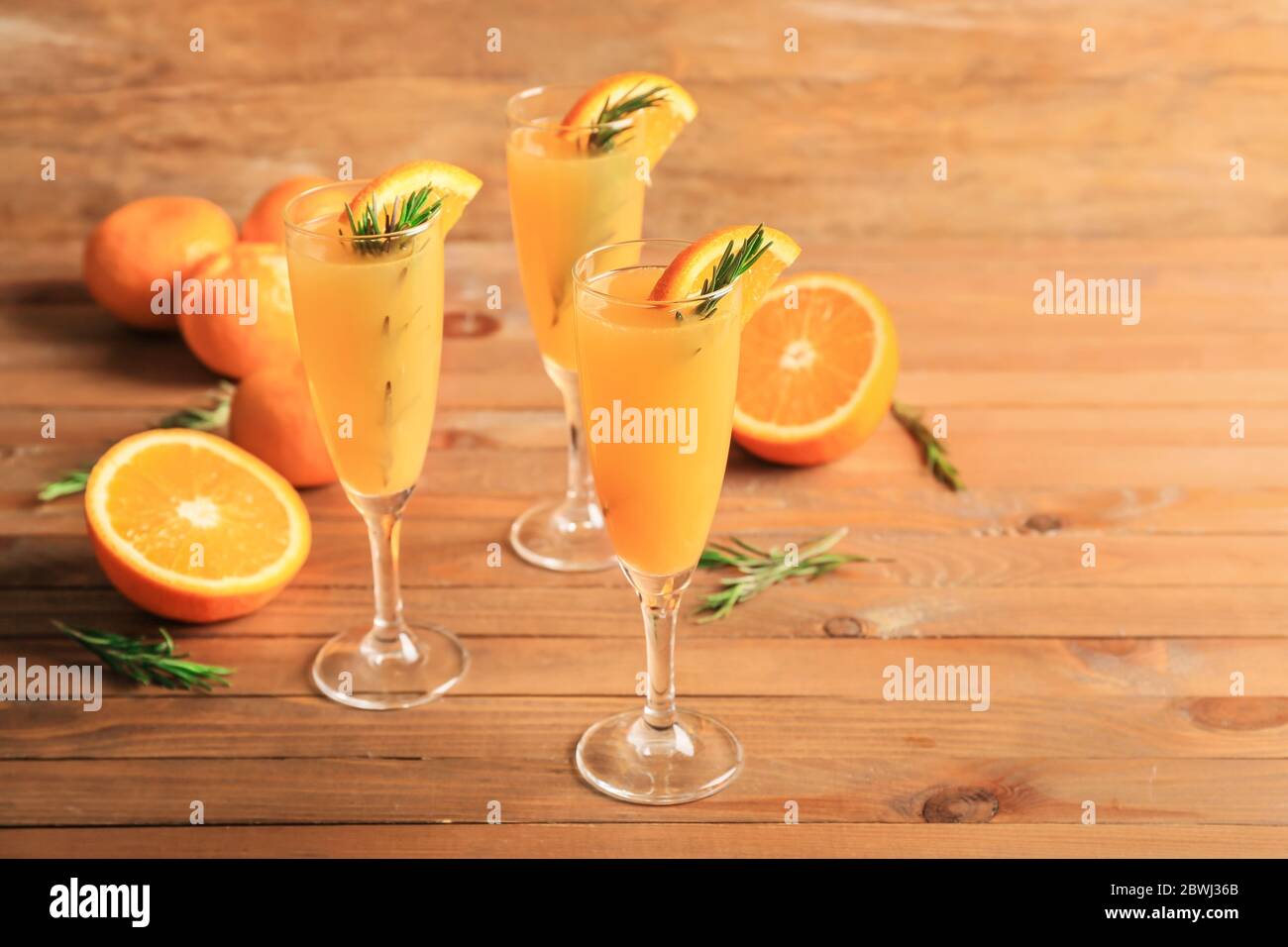 Bicchieri di gustoso cocktail mimosa a tavola Foto Stock