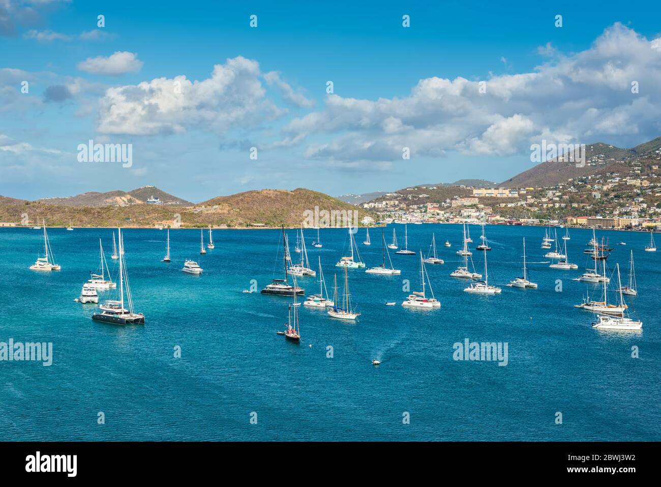 Barche a vela e yacht ancorati al porto di Long Bay nel porto di Charlotte Amalie, St. Thomas, Isole Vergini statunitensi Foto Stock