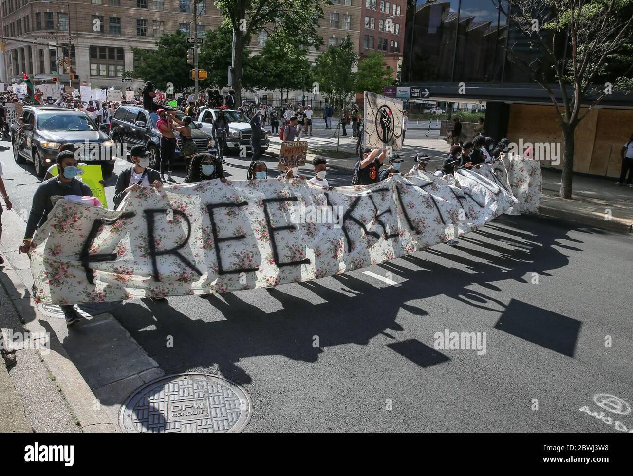 Baltimora, Stati Uniti. 02 giugno 2020. I manifestanti marciano mentre protestano contro l'uccisione della polizia di George Floyd in Minnesota, a Baltimora, Maryland, lunedì 1 giugno 2020. Il poliziotto di Minneapolis Derek Chauvin è stato arrestato e accusato di omicidio di terzo grado e di omicidio di un'inginocchiata sul collo di George Floyd durante un arresto. Foto di Jemal Countess/UPI Credit: UPI/Alamy Live News Foto Stock