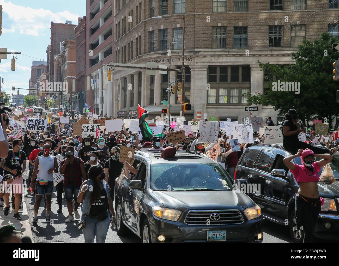 Baltimora, Stati Uniti. 02 giugno 2020. I manifestanti marciano mentre protestano contro l'uccisione della polizia di George Floyd in Minnesota, a Baltimora, Maryland, lunedì 1 giugno 2020. Il poliziotto di Minneapolis Derek Chauvin è stato arrestato e accusato di omicidio di terzo grado e di omicidio di un'inginocchiata sul collo di George Floyd durante un arresto. Foto di Jemal Countess/UPI Credit: UPI/Alamy Live News Foto Stock