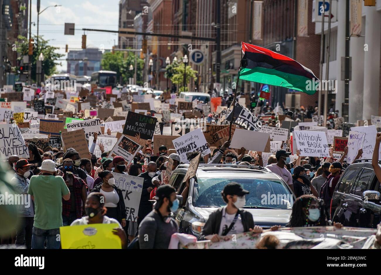 Baltimora, Stati Uniti. 02 giugno 2020. I manifestanti marciano mentre protestano contro l'uccisione della polizia di George Floyd in Minnesota, a Baltimora, Maryland, lunedì 1 giugno 2020. Il poliziotto di Minneapolis Derek Chauvin è stato arrestato e accusato di omicidio di terzo grado e di omicidio di un'inginocchiata sul collo di George Floyd durante un arresto. Foto di Jemal Countess/UPI Credit: UPI/Alamy Live News Foto Stock