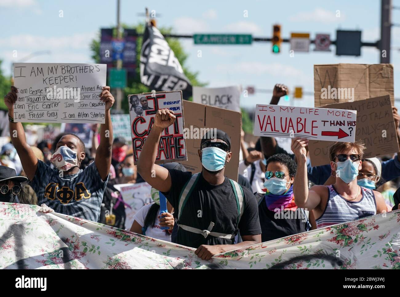 Baltimora, Stati Uniti. 02 giugno 2020. I manifestanti marciano mentre protestano contro l'uccisione della polizia di George Floyd in Minnesota, a Baltimora, Maryland, lunedì 1 giugno 2020. Il poliziotto di Minneapolis Derek Chauvin è stato arrestato e accusato di omicidio di terzo grado e di omicidio di un'inginocchiata sul collo di George Floyd durante un arresto. Foto di Jemal Countess/UPI Credit: UPI/Alamy Live News Foto Stock