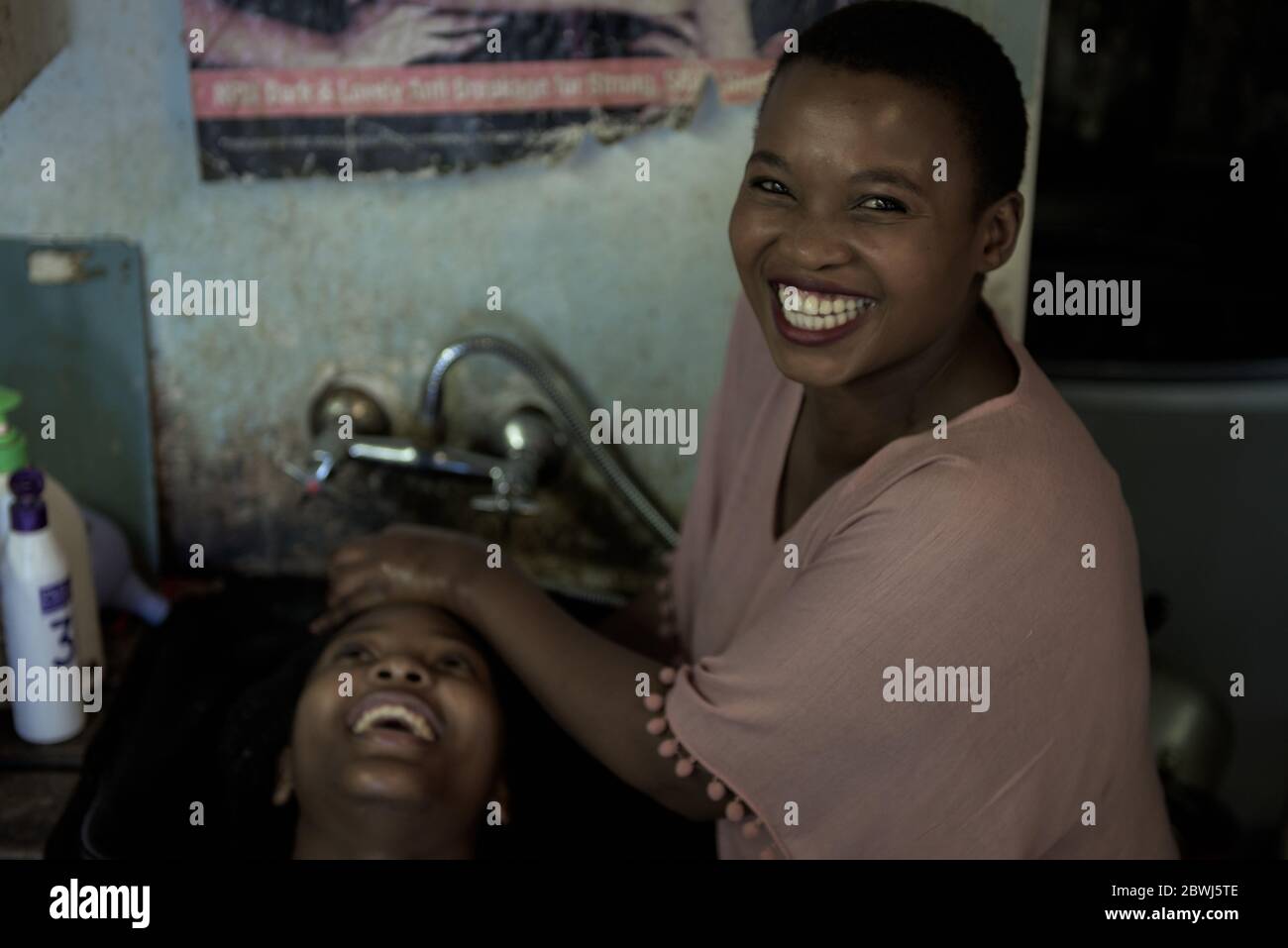 Un salone di parrucchiere Imizamo Yethu vicino a Hout Bay durante il blocco dei coronavirus in Sudafrica sta assistendo a un forte declino dei clienti Foto Stock