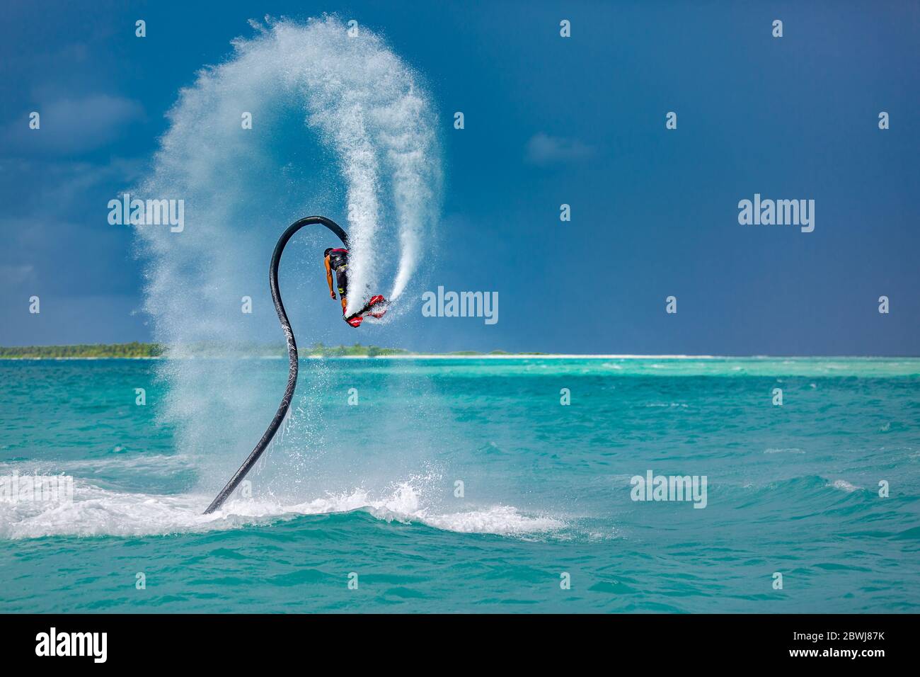 Pilota professionista di bordo di mosca in mare tropicale, sport acquatici concetto di fondo. Estate vacanza divertimento sport all'aperto. Foto Stock