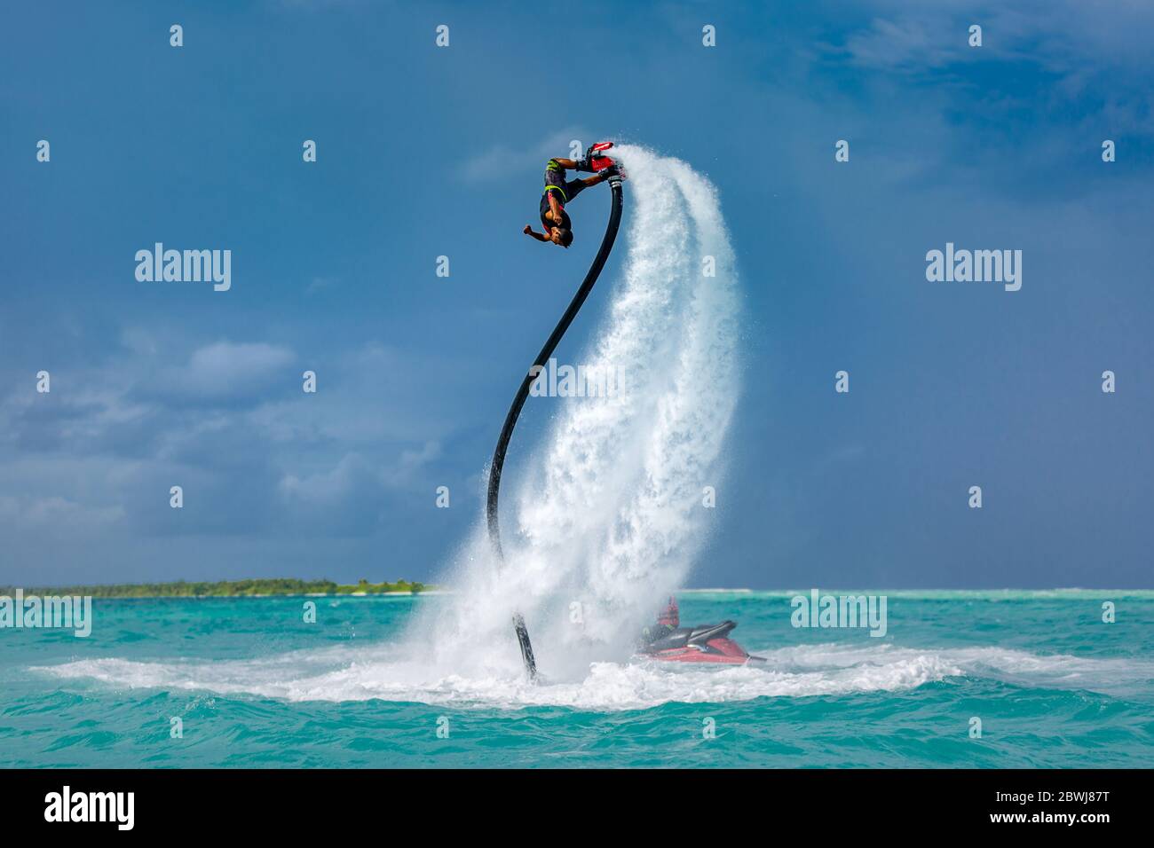 Pilota professionista di bordo di mosca in mare tropicale, sport acquatici concetto di fondo. Estate vacanza divertimento sport all'aperto. Foto Stock