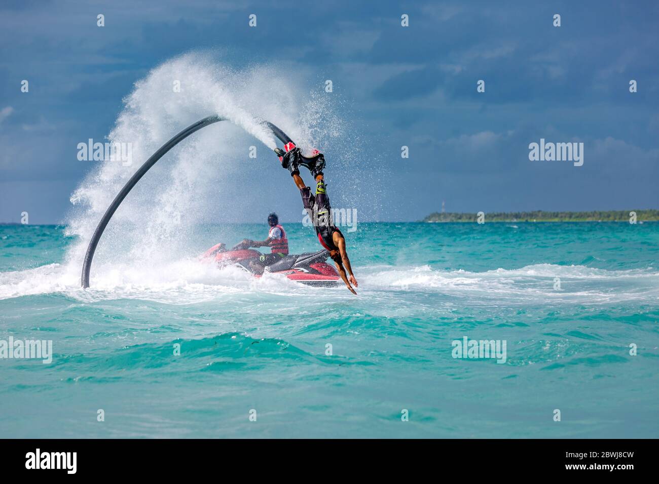 Pilota professionista di bordo di mosca in mare tropicale, sport acquatici concetto di fondo. Estate vacanza divertimento sport all'aperto. Foto Stock