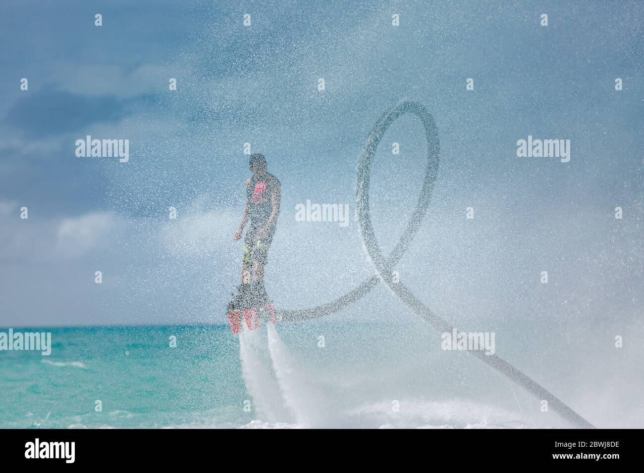 Pilota professionista di bordo di mosca in mare tropicale, sport acquatici concetto di fondo. Estate vacanza divertimento sport all'aperto. Foto Stock