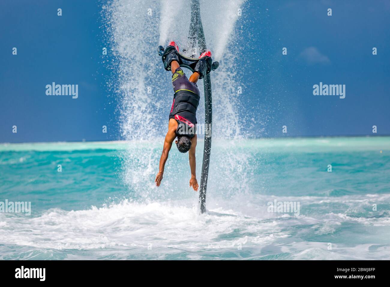 Pilota professionista di bordo di mosca in mare tropicale, sport acquatici concetto di fondo. Estate vacanza divertimento sport all'aperto. Foto Stock