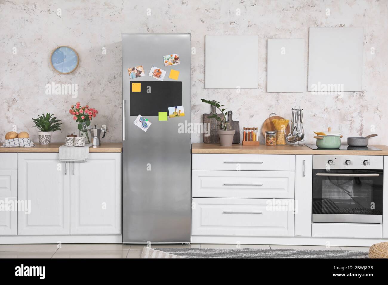 Interno di cucina moderna con frigorifero Foto Stock