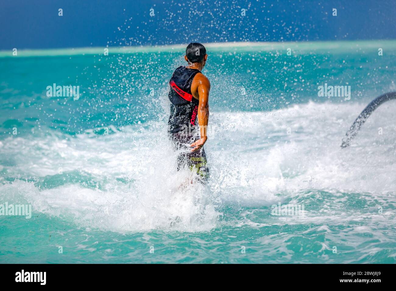 Pilota professionista di bordo di mosca in mare tropicale, sport acquatici concetto di fondo. Estate vacanza divertimento sport all'aperto. Foto Stock