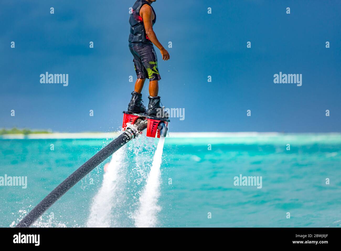 Pilota professionista di bordo di mosca in mare tropicale, sport acquatici concetto di fondo. Estate vacanza divertimento sport all'aperto. Foto Stock