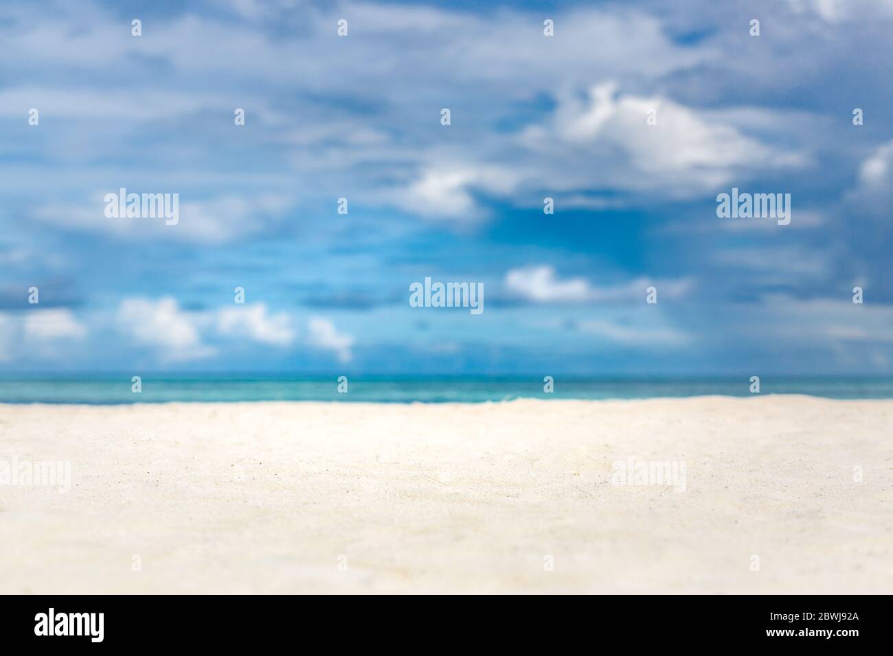 Spiaggia tropicale vuota, sabbia bianca vicino al mare blu. Banner vacanze estive e vacanze con spazio per la copia del testo Foto Stock