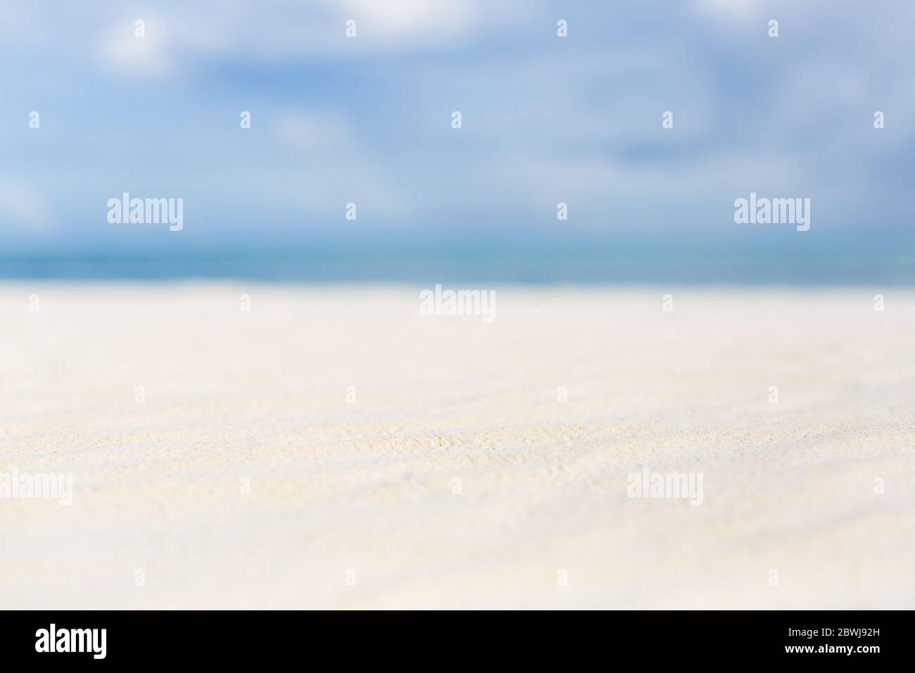 Spiaggia tropicale vuota, sabbia bianca vicino al mare blu. Banner vacanze estive e vacanze con spazio per la copia del testo Foto Stock