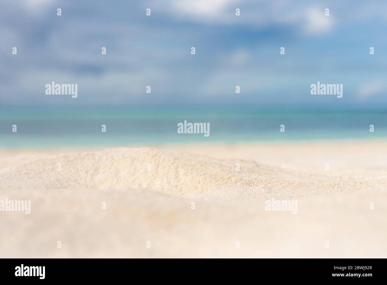Spiaggia tropicale vuota, sabbia bianca vicino al mare blu. Banner vacanze estive e vacanze con spazio per la copia del testo Foto Stock