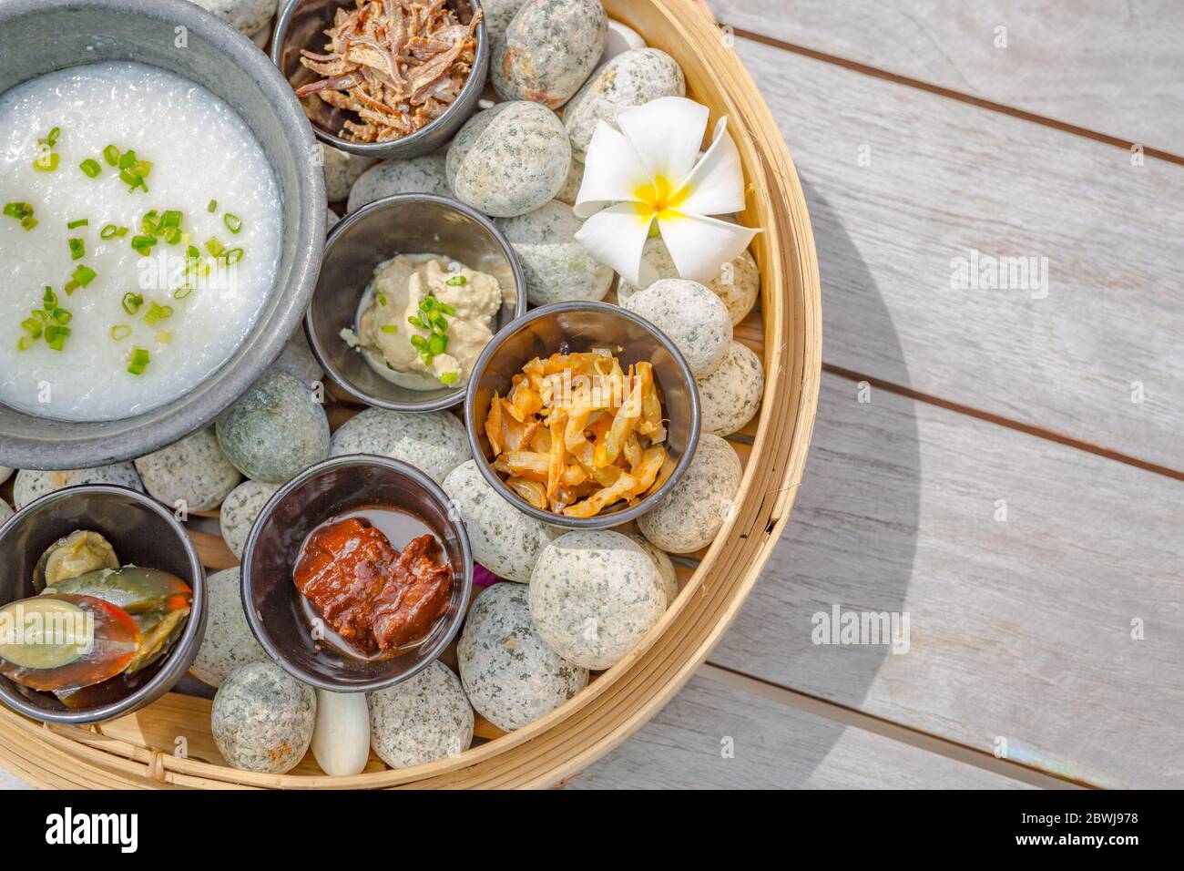 Diversi tipi di dim sum, tra cui gnocchi tradizionale cinese cibo. Gamberi Shumai, un piatto al vapore per gustare la dolcezza dolce di essiccato Foto Stock