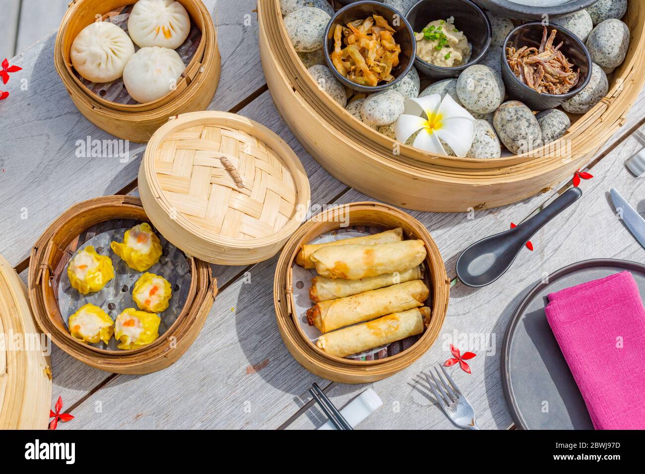 Diversi tipi di dim sum, tra cui gnocchi tradizionale cinese cibo. Gamberi Shumai, un piatto al vapore per gustare la dolcezza dolce di essiccato Foto Stock