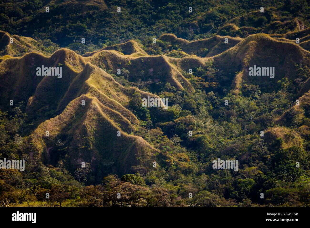 Belle formazioni di montagna viste da un punto di vista vicino la Laguna, pendio pacifico, provincia di Panama, Repubblica di Panama. Foto Stock