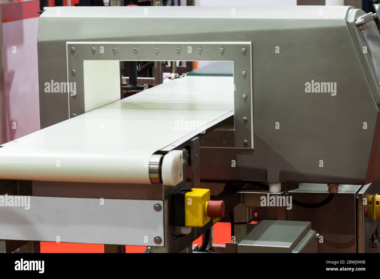 metal detector per industria alimentare ; mostra nastro trasportatore  bianco ; sfondo dell'attrezzatura Foto stock - Alamy
