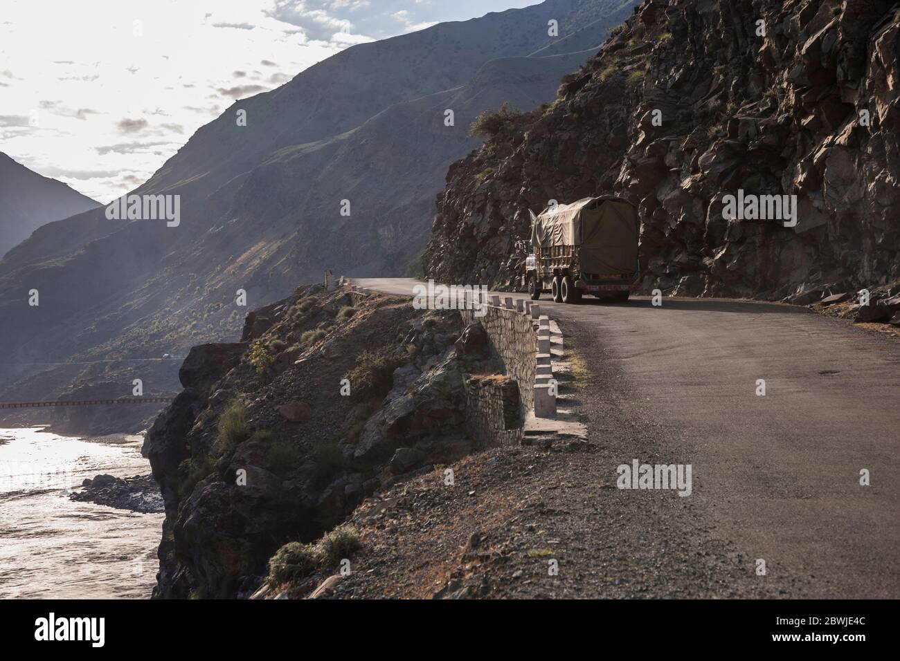 Karakoram Highway e fiume Indus, Indo Valley, Karakoram montagna, Gilgit-Baltistan Provincia, aree del Nord, Pakistan, Asia del Sud, Asia Foto Stock