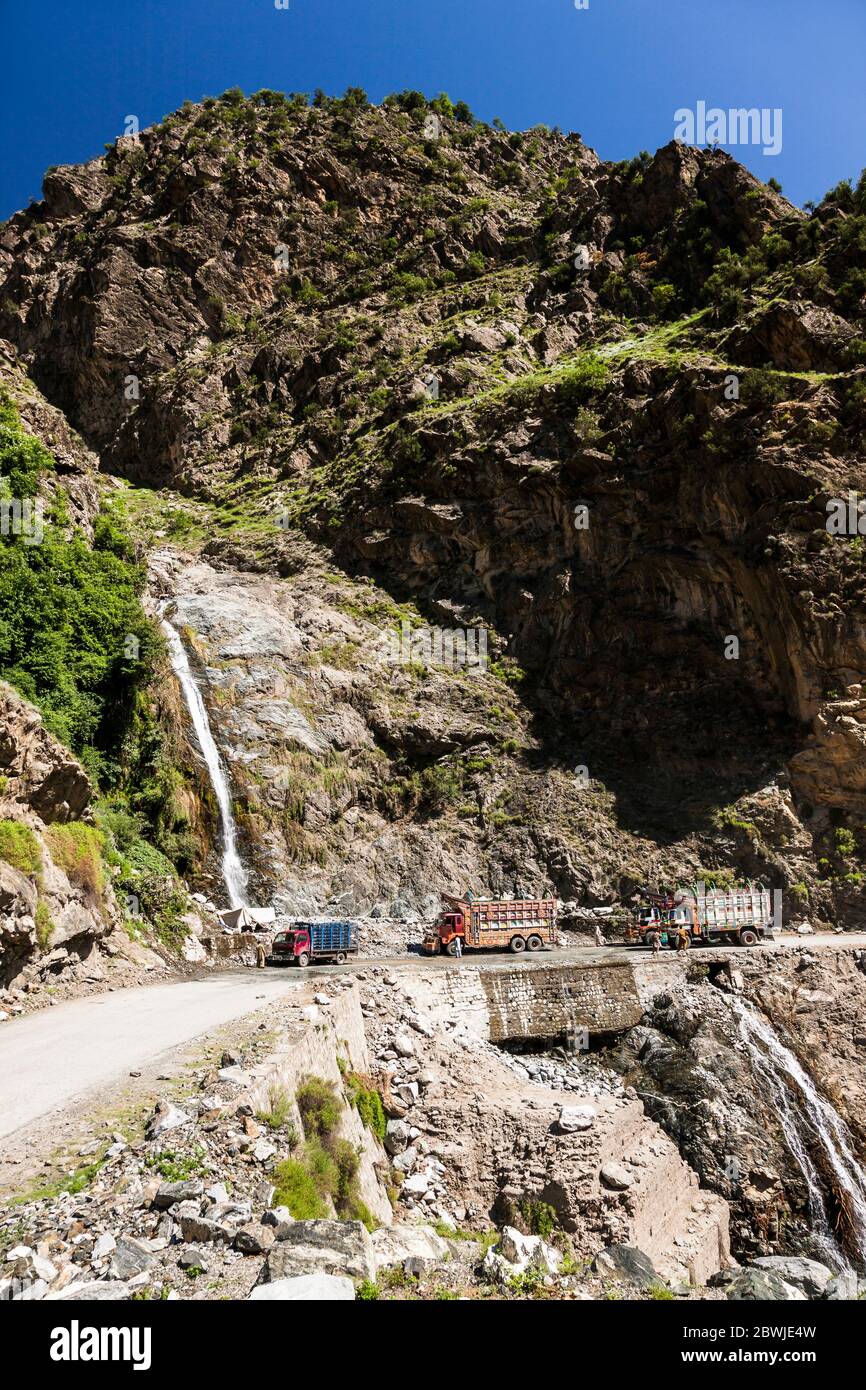 trafic locale, camion e camion, Karakoram Highway, Indo Valley, Karakoram montagna, Gilgit-Baltistan Provincia, Pakistan, Asia meridionale, Asia Foto Stock