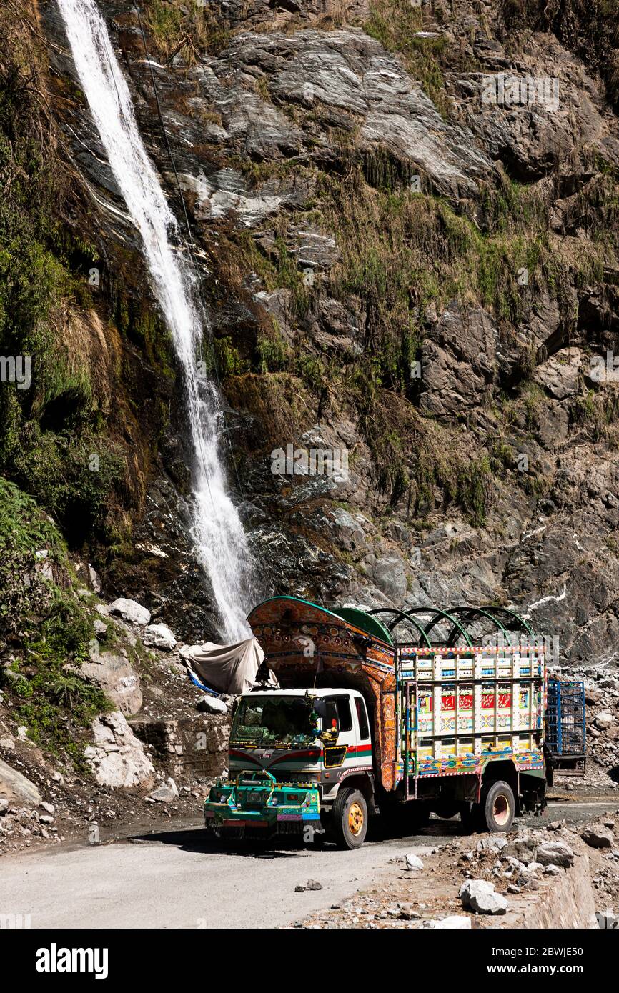 trafic locale, camion e camion, Karakoram Highway, Indo Valley, Karakoram montagna, Gilgit-Baltistan Provincia, Pakistan, Asia meridionale, Asia Foto Stock