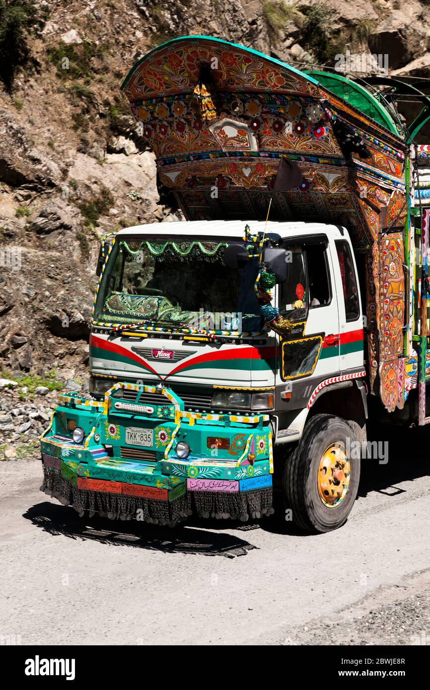 trafic locale, camion e camion, Karakoram Highway, Indo Valley, Karakoram montagna, Gilgit-Baltistan Provincia, Pakistan, Asia meridionale, Asia Foto Stock
